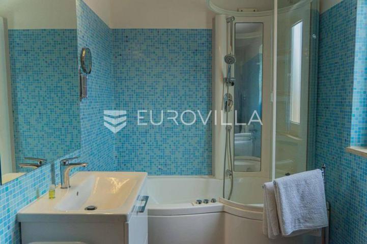 Istra, Pula, moderna luksuzna vila s bazenom, prvi red do mora