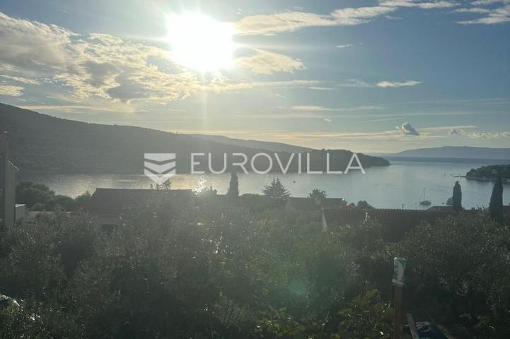 Cres, NOVOGRADNJA, stan, dvosoban s prostranom terasom, vrtom i pogledom na more