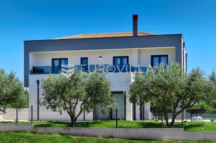Istra, Marčana, moderna kuća s bazenom na mirnoj lokaciji