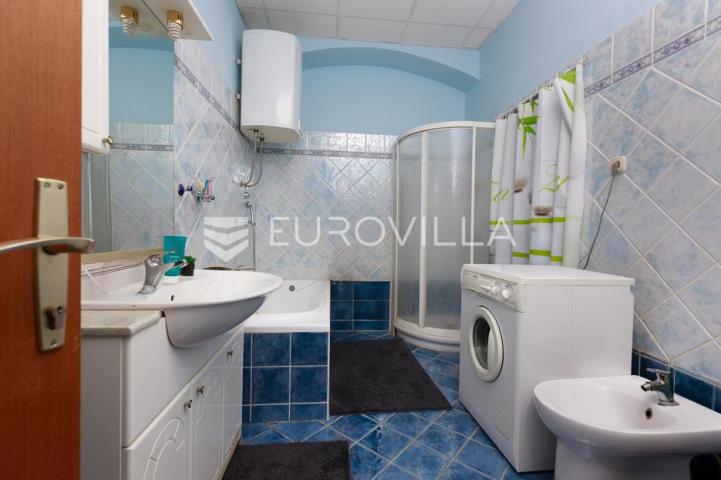 Rijeka, Zamet, dva uređena stana površine 95 m² s vrtom
