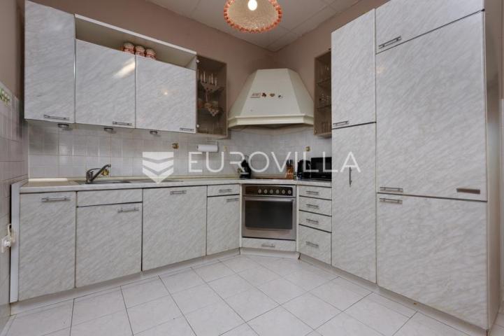 Rijeka, Zamet, dva uređena stana površine 95 m² s vrtom