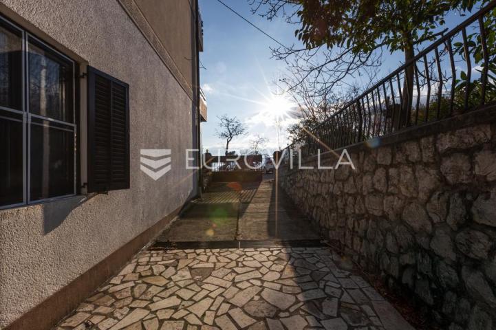 Rijeka, Zamet, dva uređena stana površine 95 m² s vrtom
