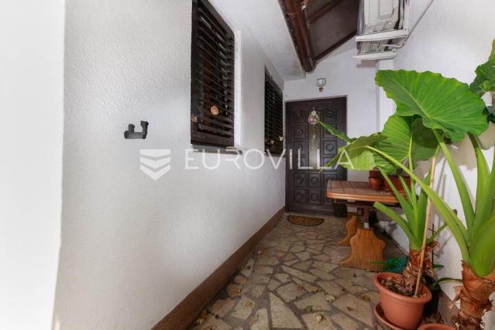 Rijeka, Zamet, dva uređena stana površine 95 m² s vrtom