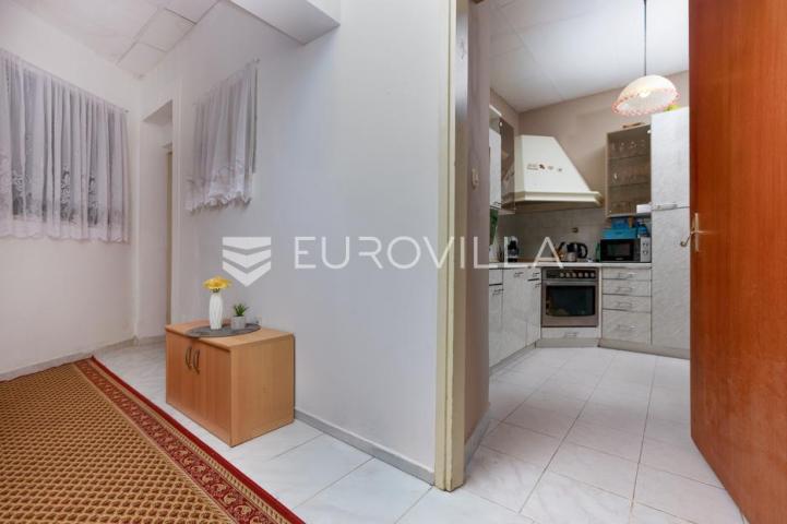Rijeka, Zamet, dva uređena stana površine 95 m² s vrtom