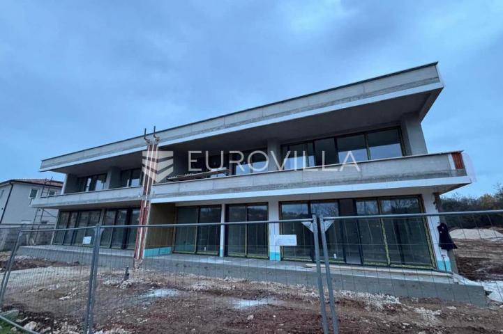 Rovinj, okolica, jednosoban stan u modernoj novogradnji s vrtom i parkirnim mjestom