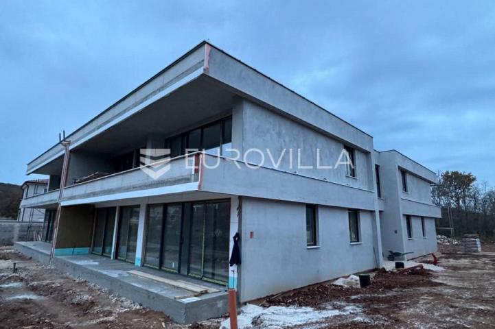 Rovinj, okolica, jednosoban stan u modernoj novogradnji s vrtom i parkirnim mjestom