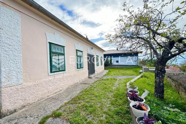 Hreljin, prizemnica s okućnicom i panoramskim pogledom