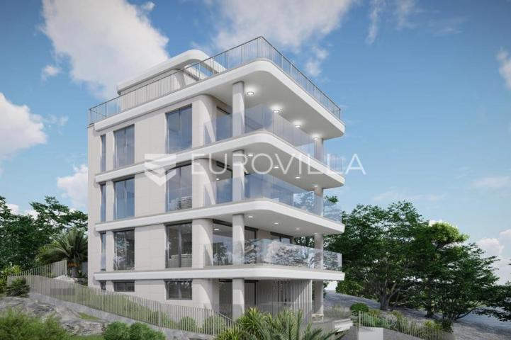 Trogir, dvosoban stan s krovnom terasom, prvi red
