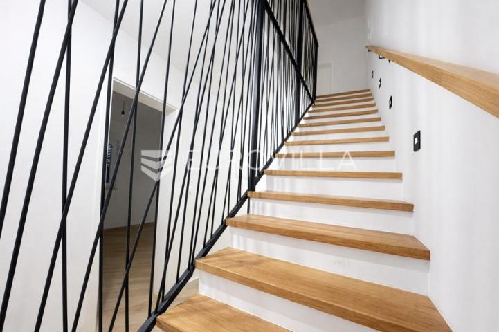 Pag, Šimuni, četverosoban penthouse u novogradnji, 100 m od mora