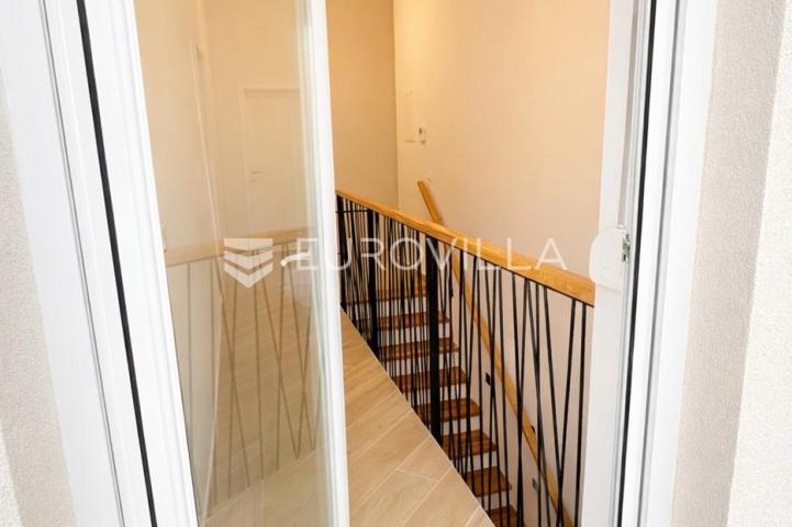 Pag, Šimuni, četverosoban penthouse u novogradnji, 100 m od mora