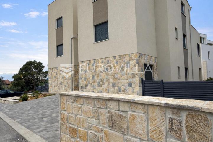 Pag, Šimuni, četverosoban penthouse u novogradnji, 100 m od mora