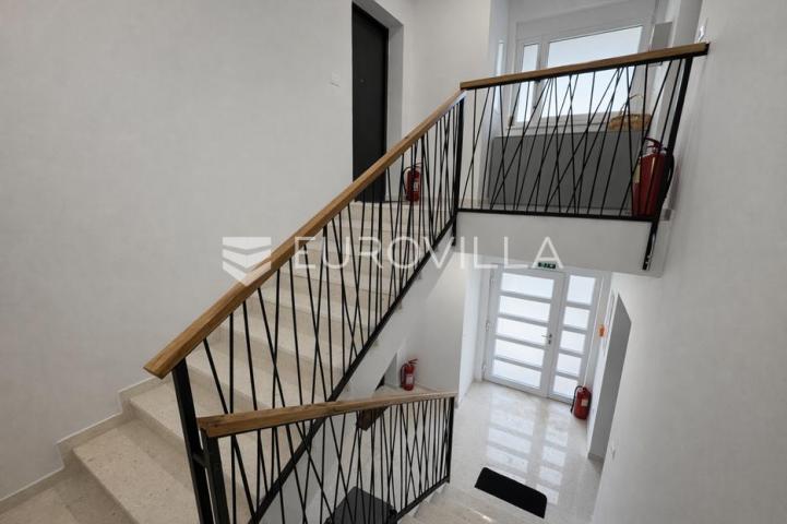 Pag, Šimuni, četverosoban penthouse u novogradnji, 100 m od mora