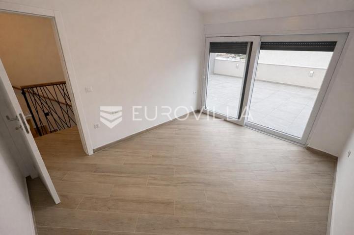 Pag, Šimuni, četverosoban penthouse u novogradnji, 100 m od mora