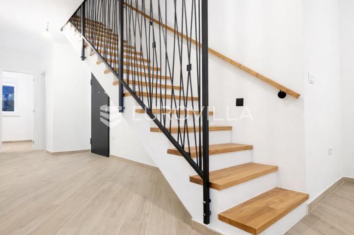 Pag, Šimuni, četverosoban penthouse u novogradnji, 100 m od mora