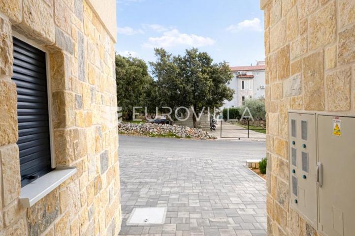 Pag, Šimuni, četverosoban penthouse u novogradnji, 100 m od mora