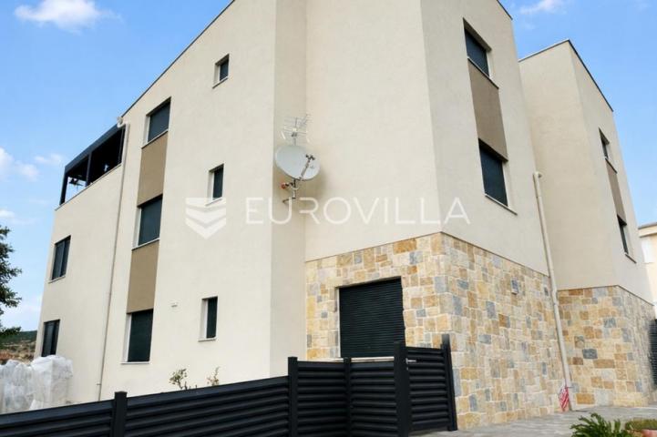 Pag, Šimuni, četverosoban penthouse u novogradnji, 100 m od mora