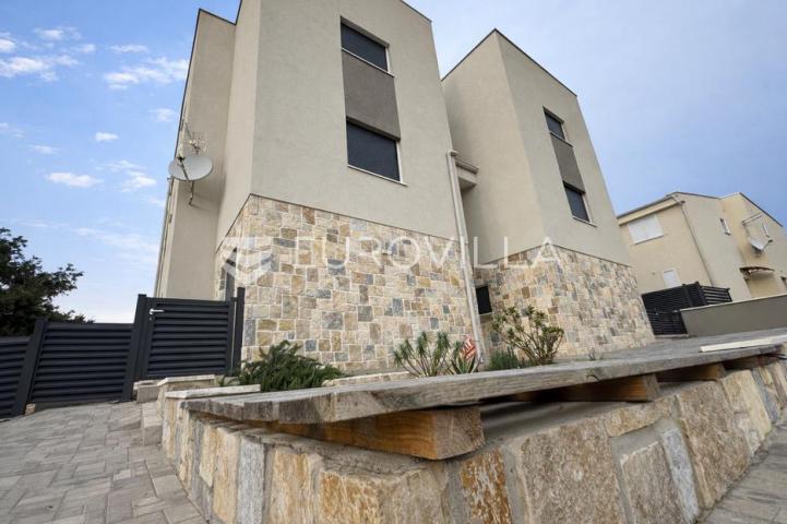 Pag, Šimuni, četverosoban penthouse u novogradnji, 100 m od mora