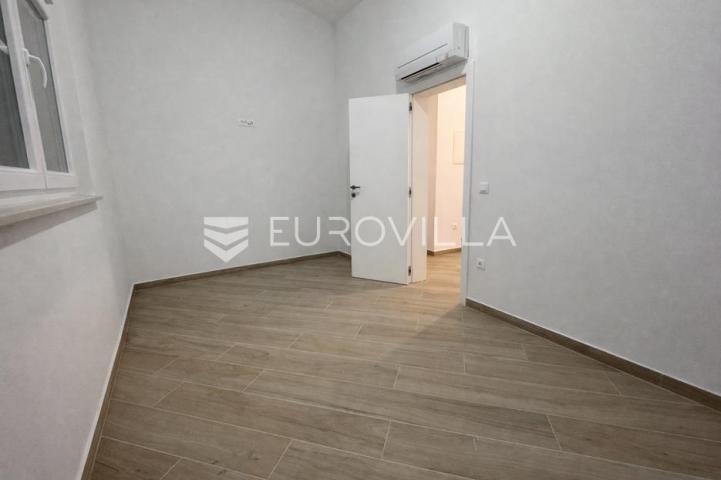 Pag, Šimuni, četverosoban penthouse u novogradnji, 100 m od mora