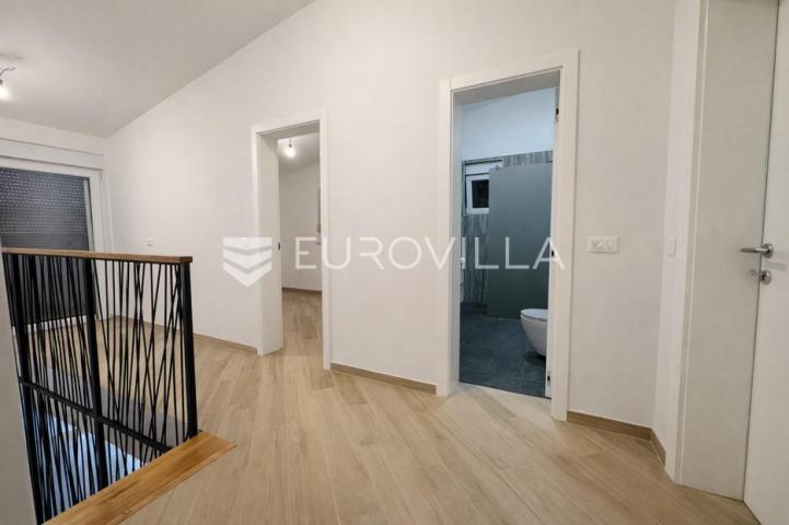 Pag, Šimuni, četverosoban penthouse u novogradnji, 100 m od mora