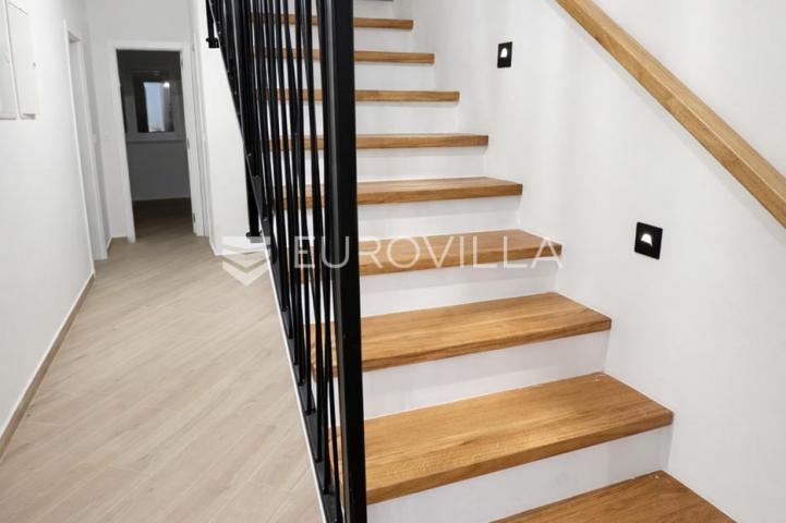 Pag, Šimuni, četverosoban penthouse u novogradnji, 100 m od mora