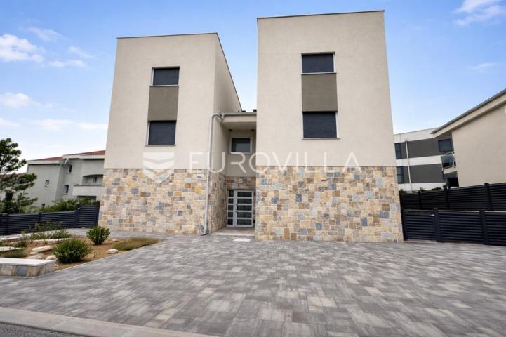 Pag, Šimuni, četverosoban penthouse u novogradnji, 100 m od mora