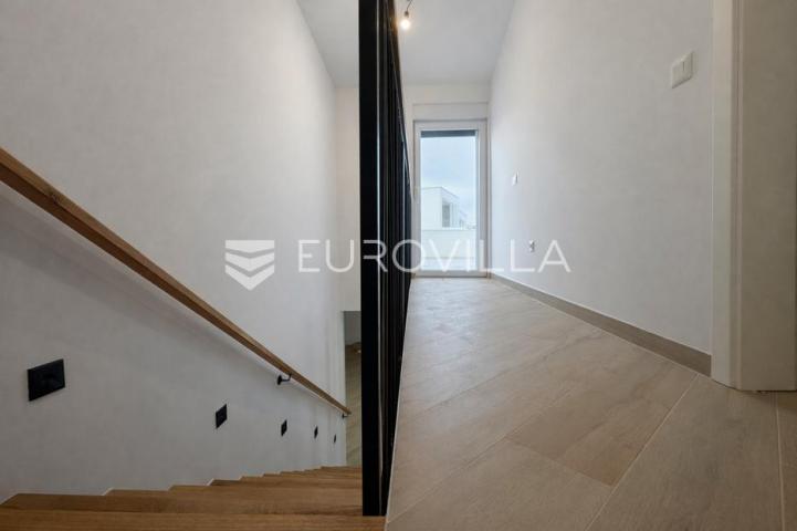Pag, Šimuni, četverosoban penthouse u novogradnji, 100 m od mora