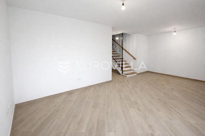 Pag, Šimuni, četverosoban penthouse u novogradnji, 100 m od mora