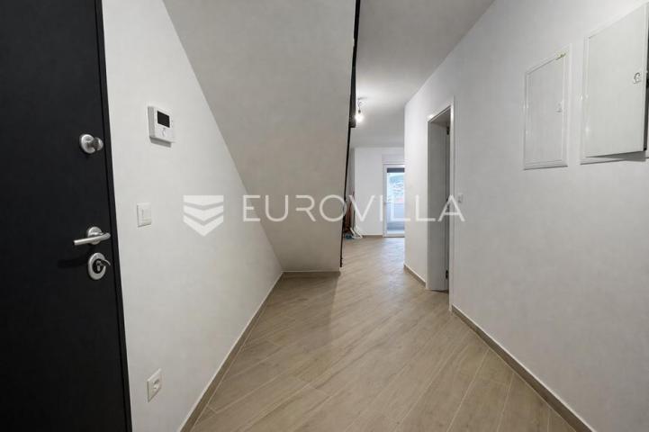 Pag, Šimuni, četverosoban penthouse u novogradnji, 100 m od mora
