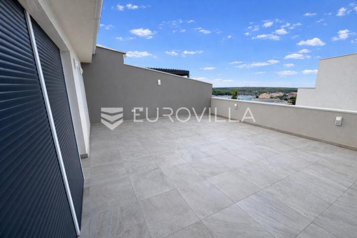 Pag, Šimuni, četverosoban penthouse u novogradnji, 100 m od mora