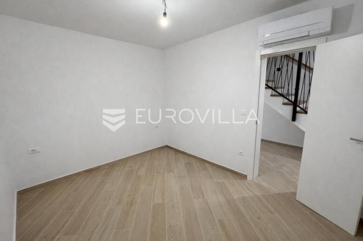 Pag, Šimuni, četverosoban penthouse u novogradnji, 100 m od mora
