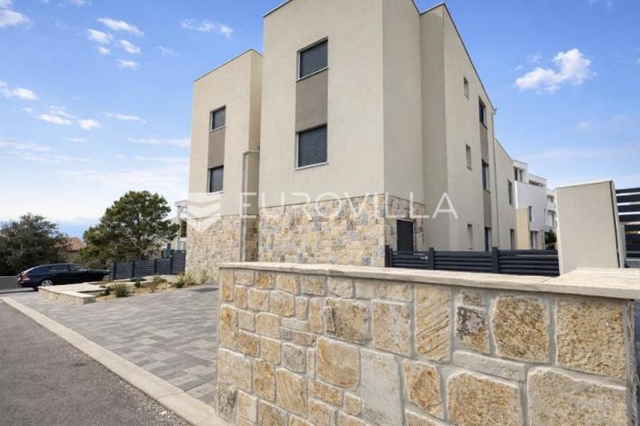 Pag, Šimuni, četverosoban penthouse u novogradnji, 100 m od mora