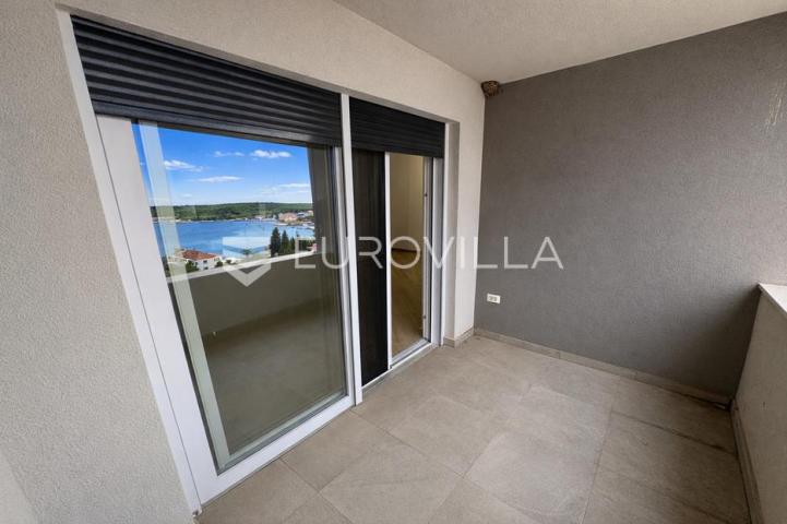 Pag, Šimuni, četverosoban penthouse u novogradnji, 100 m od mora