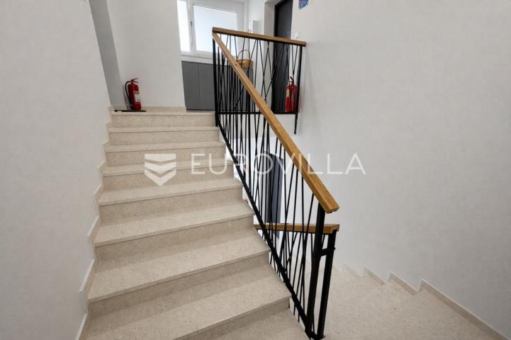 Pag, Šimuni, četverosoban penthouse u novogradnji, 100 m od mora