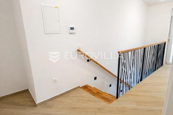 Pag, Šimuni, četverosoban penthouse u novogradnji, 100 m od mora