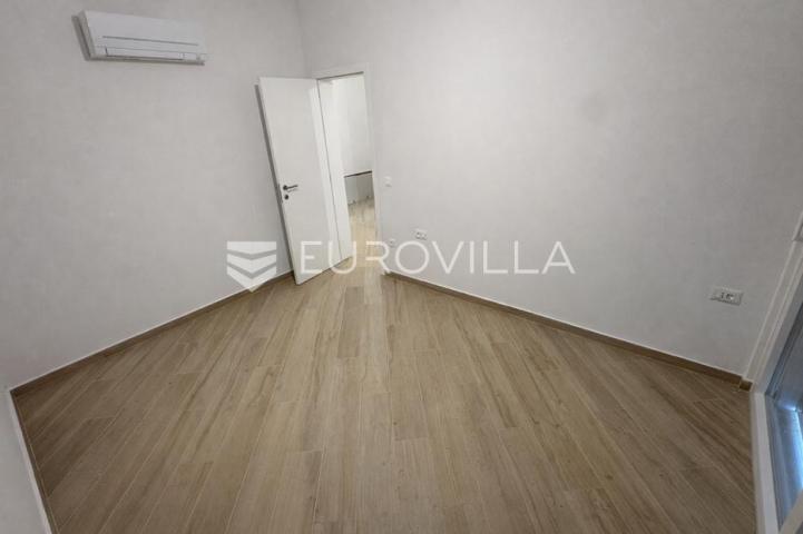 Pag, Šimuni, četverosoban penthouse u novogradnji, 100 m od mora