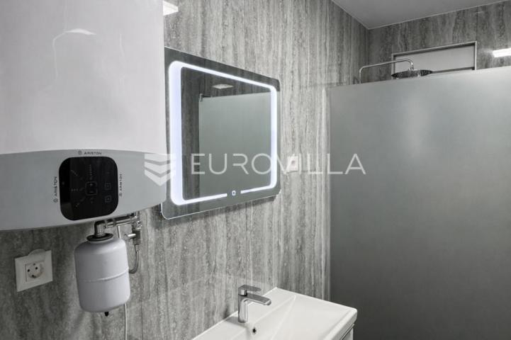 Pag, Šimuni, četverosoban penthouse u novogradnji, 100 m od mora