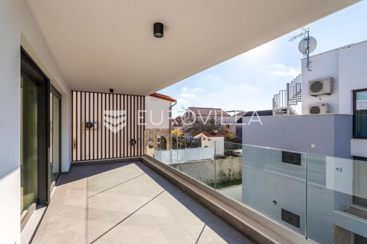 Vodice, NOVOGRADNJA, prostran stan u centru mjesta, 119,95 m²