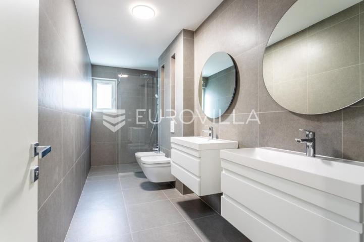 Vodice, NOVOGRADNJA, prostran stan u centru mjesta, 119,95 m²