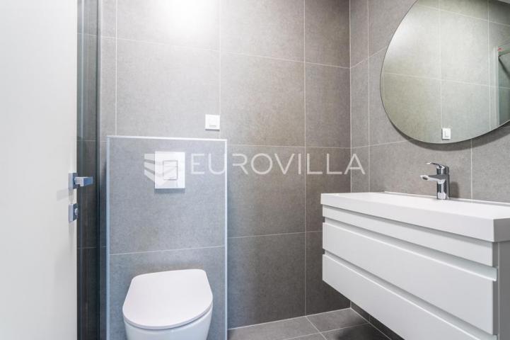 Vodice, NOVOGRADNJA, prostran stan u centru mjesta, 119,95 m²