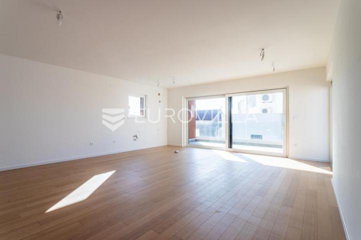 Vodice, NOVOGRADNJA, prostran stan u centru mjesta, 119,95 m²