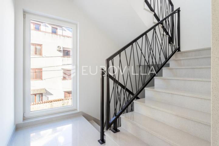 Vodice, NOVOGRADNJA, prostran stan u centru mjesta, 119,95 m²