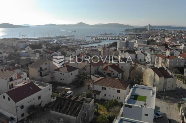 Vodice, NOVOGRADNJA, prostran stan u centru mjesta, 119,95 m²