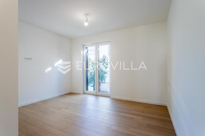Vodice, NOVOGRADNJA, prostran stan u centru mjesta, 119,95 m²