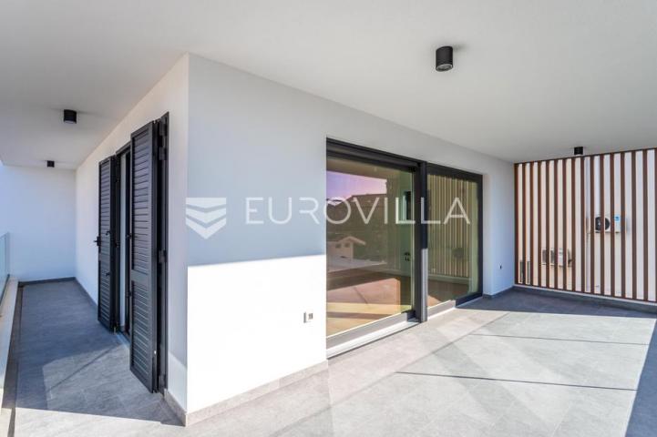 Vodice, NOVOGRADNJA, prostran stan u centru mjesta, 119,95 m²