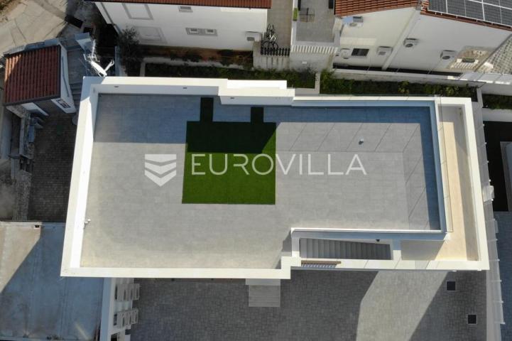 Vodice, NOVOGRADNJA, prostran stan u centru mjesta, 119,95 m²