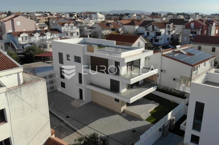 Vodice, NOVOGRADNJA, prostran stan u centru mjesta, 119,95 m²