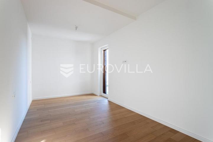 Vodice, NOVOGRADNJA, prostran stan u centru mjesta, 119,95 m²