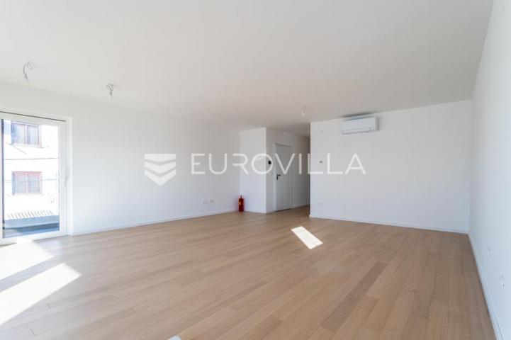 Vodice, NOVOGRADNJA, prostran stan u centru mjesta, 119,95 m²