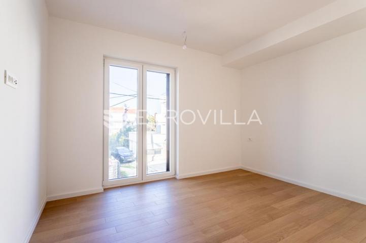 Vodice, NOVOGRADNJA, prostran stan u centru mjesta, 119,95 m²