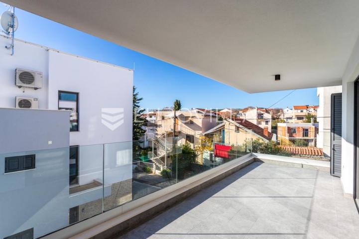 Vodice, NOVOGRADNJA, prostran stan u centru mjesta, 119,95 m²
